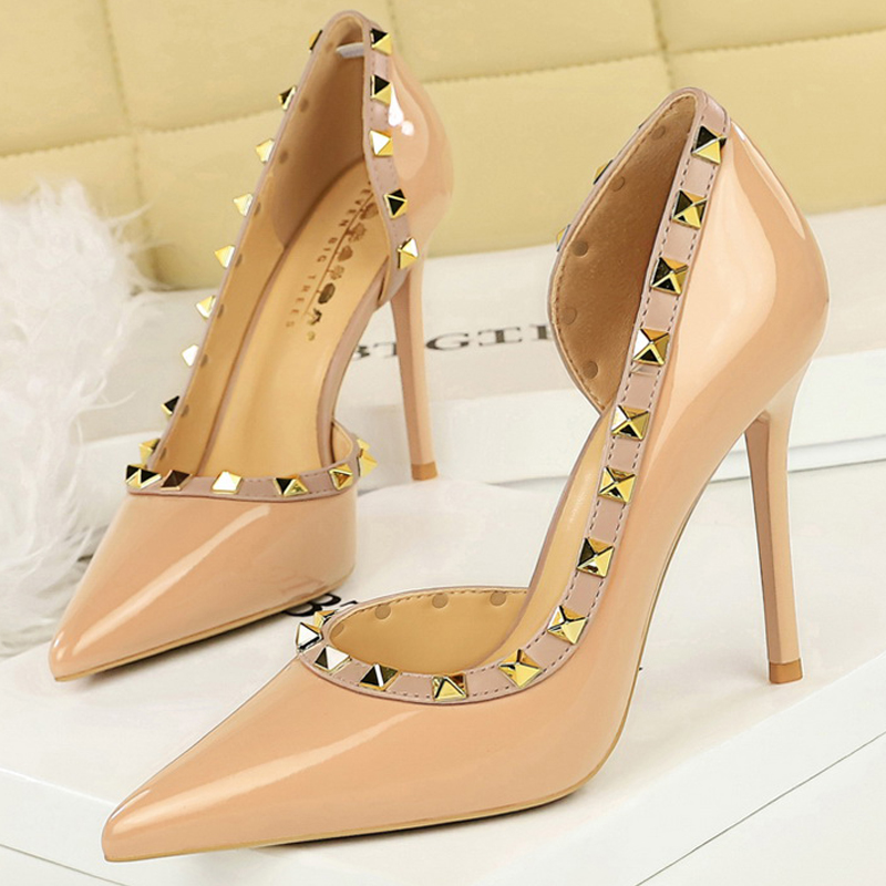 Shoe Tree - รองเท้าส้นสูงผู้หญิงแบบเซ็กซี่ ดีไซน์ประดับหมุด ส้นเข็มสูง 10.5 ซม. หนังแก้ว